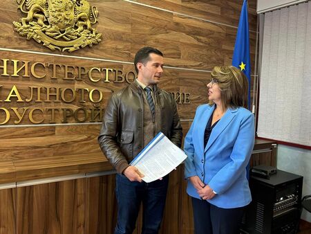 Марин Киров подписа рамково споразумение в МРРБ за основния ремонт на пътя за село Бродилово