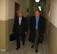 Адвокат Потеров (вляво) влиза в съдебната зала