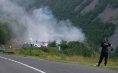 Гневни сърби опожариха граничния пункт Ярине, загина полицай