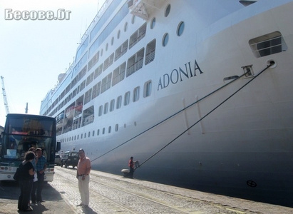 Корабът-гигант „Адония” акостира на държавното бургаско пристанище
