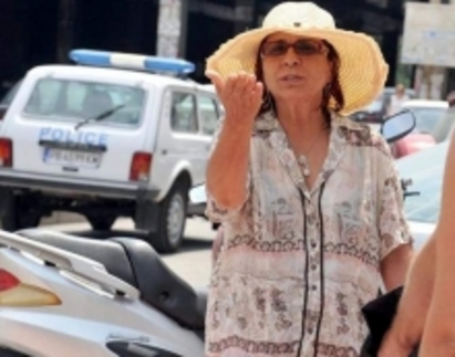 Царица Костадинка се изпика пред “Паспортна служба”