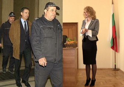 Таня Евтимова дефилира в Административния съд, Атанас Вълков – на бунището