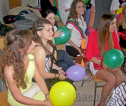 Гърмят балони с късмети за 12-и клас на Английската гимназия