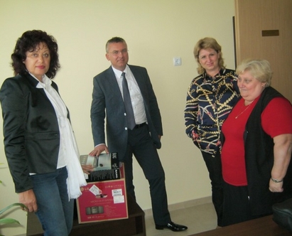 Депутати подариха уредба и DVD плеър на новата детска градина в „Меден рудник”