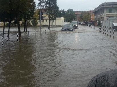 Пороите наводниха Спешния център и офиси в Бургас, потопиха улици в Поморие