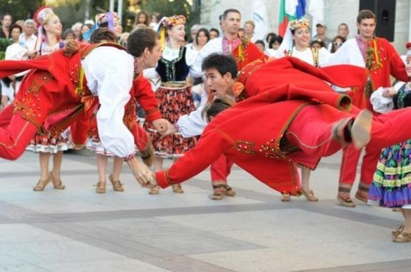 С народни танци стартира фестивалът „Бургас танцува“