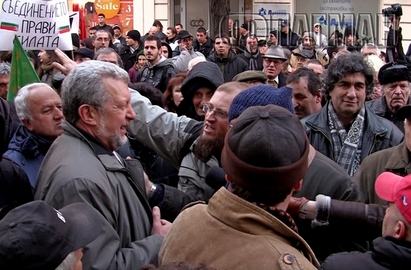 Протестът в Бургас срещу EVN: Оставката на Борисов не стига, оставаме на улицата (ВИДЕО)