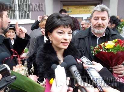 Десислава Атанасова в Бургас: Не успях да намаля ДДС на лекарствата (СНИМКИ)