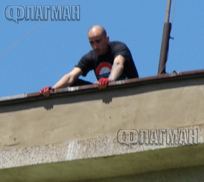 Милен се изнерви, провесва крак от покрива, отказа разговор с шефа на затвора Златко Златев