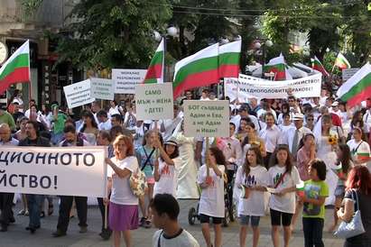 Протестът срещу гейовете в Бургас сложи в малкия си джоб митингите срещу кабинета. Виж мощното шествие на булките!