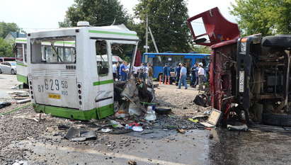 Трагедия в Москва – камаз разчлени градски автобус, 18 загинаха на място (снимки)