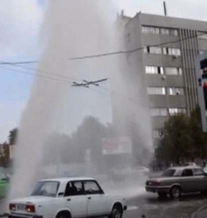 20-метров фонтан избликна от улица в украински град (ВИДЕО)