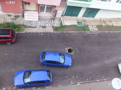 Опасна дупка зее на улица в Бургас от месец