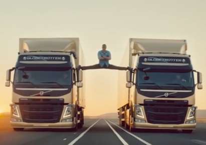 Жан-Клод ван Дам с невероятна каскада - шпагат между два камиона (ВИДЕО)