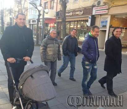 Херо бута внуче в бебешка количка, асистират му Трите Хикса и Димчо Ненов