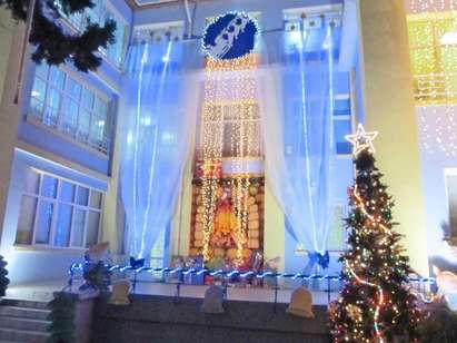 Вижте Коледния дух на Бургас – светещи покриви, хиляди светлини, ледена пързалка и снежни човеци (СНИМКИ)