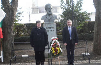 С венци и цветя НФСБ почете 166 г. от рождението на поета-революционер Христо Ботев