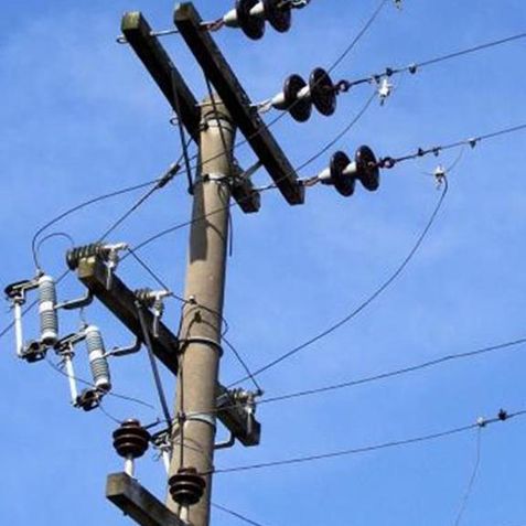 Шест електрически стълба срутени в Камено, училищата са затворени за два дни