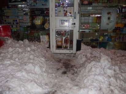 Снегорин затрупа продавач в магазин