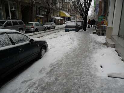 Айтос пропищя от заледени улици: Не се стъпва по леда, жена си пукна главата!