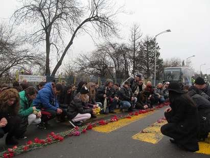 Цветя и сълзи покриха пешеходната пътека на бургаския бул. Димитър Димов в памет на 18-годишната Ани