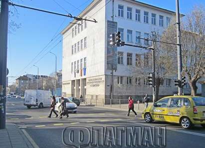 Неработещ светофар предизвиква транспортен хаос в района на Електротехникума в Бургас (СНИМКИ)