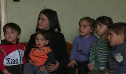 Майка с пет деца живее на свещи и трепери социалните служители да не й ги отнемат