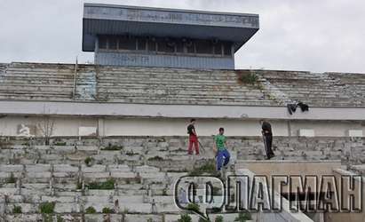 Фенове запретнаха ръкави, за да вдъхнат живот на стадион „Черноморец“