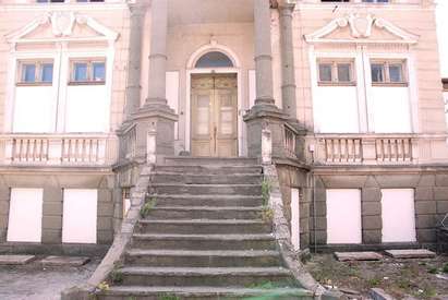 Община Бургас с ултиматум: До 7 дни наследниците на Хатевата къща да я почистят и обезопасят