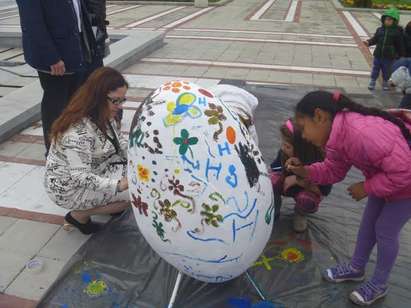 В Приморско боядисват еднометрови яйца за Великден