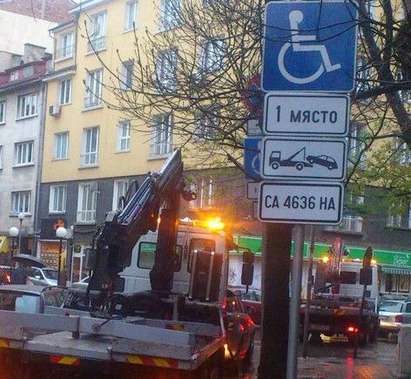 Паяк окупира мястото за паркиране на инвалиди