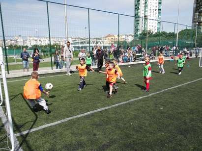 Деца от детски градини спортуват с нови футболни екипи от „Фаркол“