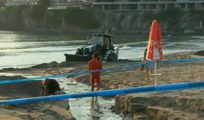 На плажа в Созопол тече мръсна река, пораженията от пороите са огромни