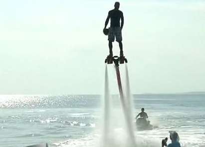 Човек-амфибия прави шоу на бургаския плаж, организират състезание с джетове утре