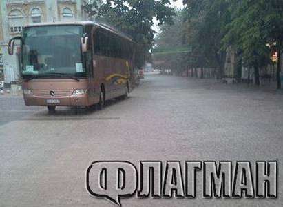 Автобус мина напряко, потроши плочките по главната ул. „Александровска” в Бургас
