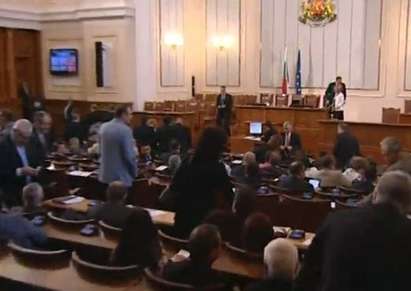 Депутатите се събират за оставката на правителството