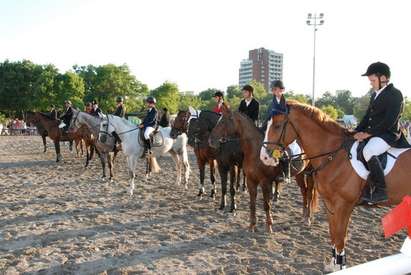 Породисти коне и зрелищни скокове се завъртат във филм по тв за първото състезание „Купа Бургас“