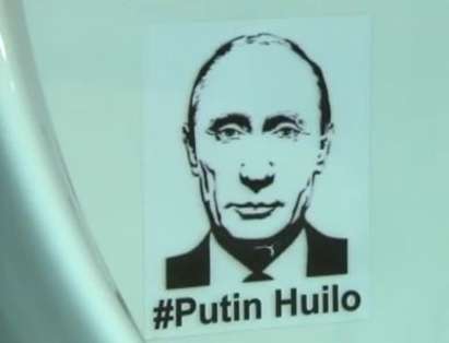 Пияни украинци се забавляват като уринират върху портрета на Путин (ВИДЕО)