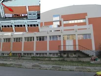 Прани гащи и тениски виснаха по фасадата на обновената зала „Бойчо Брънзов“ в Бургас