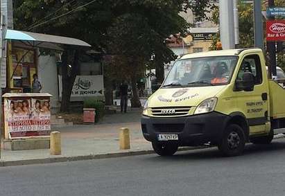 Общински полицаи от Бургас се редят за пици, паркират неправилно срещу Новата поща