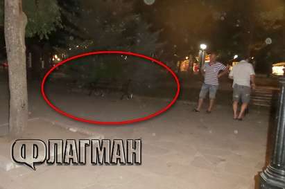 Камера засякла изчезналата баба с трите деца да говори с възрастна жена на пейка в Созопол при пристигането им от София