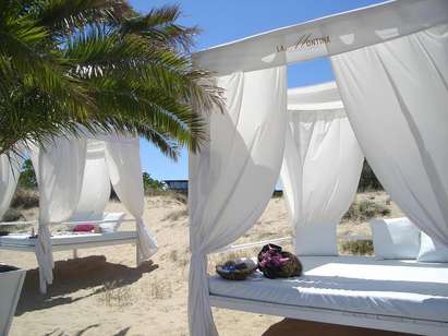 Туристи се глезят в балдахинови шатри и спални на плажа в Слънчев бряг. Вижте как може да се чувствате като Бог!