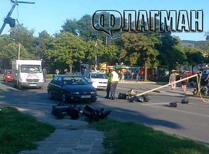 Погром на пътя за София в Карнобат: Идиот с камион изтръгна от земята светофари и електрически стълбове (СНИМКИ)