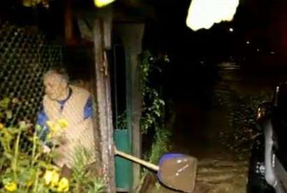 Приливна вълна срути къща в Берковица, евакуират хора