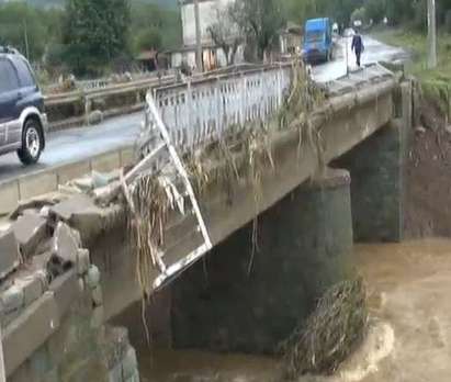 Приливната вълна наводнила 50 къщи в  Ново Панчарево заради въжения мост над Ропотамо?