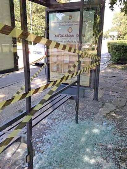 Вандали  изтръгнаха стълбове в  Морската градина, потрошиха автобусна спирка на ул. „Димитър Димов” (СНИМКИ)