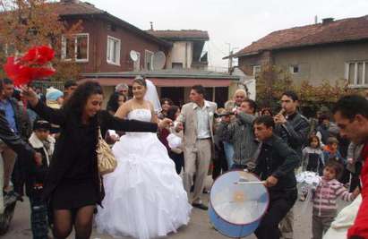 Циганска сватба в "Победа" вдигна на крак целия квартал