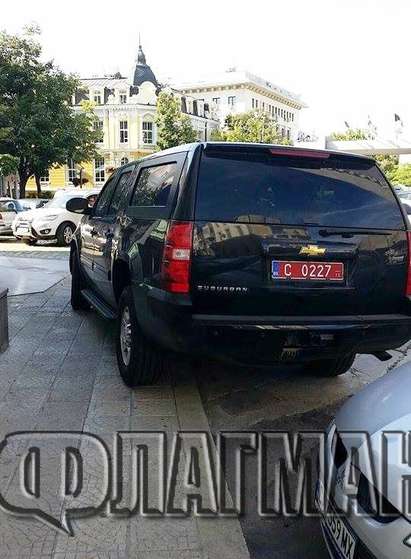 Дипломатически джип се качи на тротоар на пъпа на Бургас, аха да влезе в банка „Алианц”