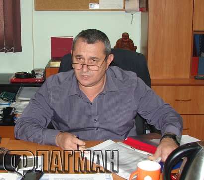 Шефът на РЗИ-Бургас Георги Паздеров се завърна от тежкото боледуване по кафенетата, уволнява наред