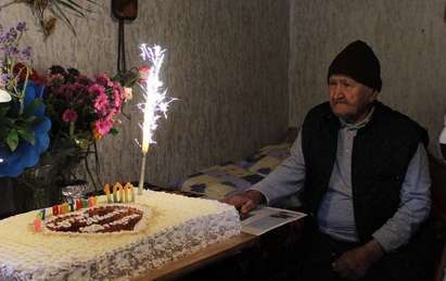 Дядо празнува с деца, внуци и правнуци стотния си рожден ден
